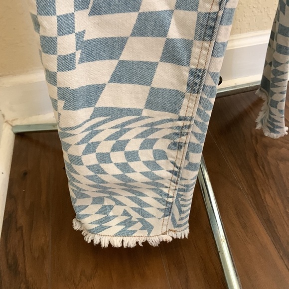 Juniors' Frayed-Hem Mom Jeans - Picture 4 of 7